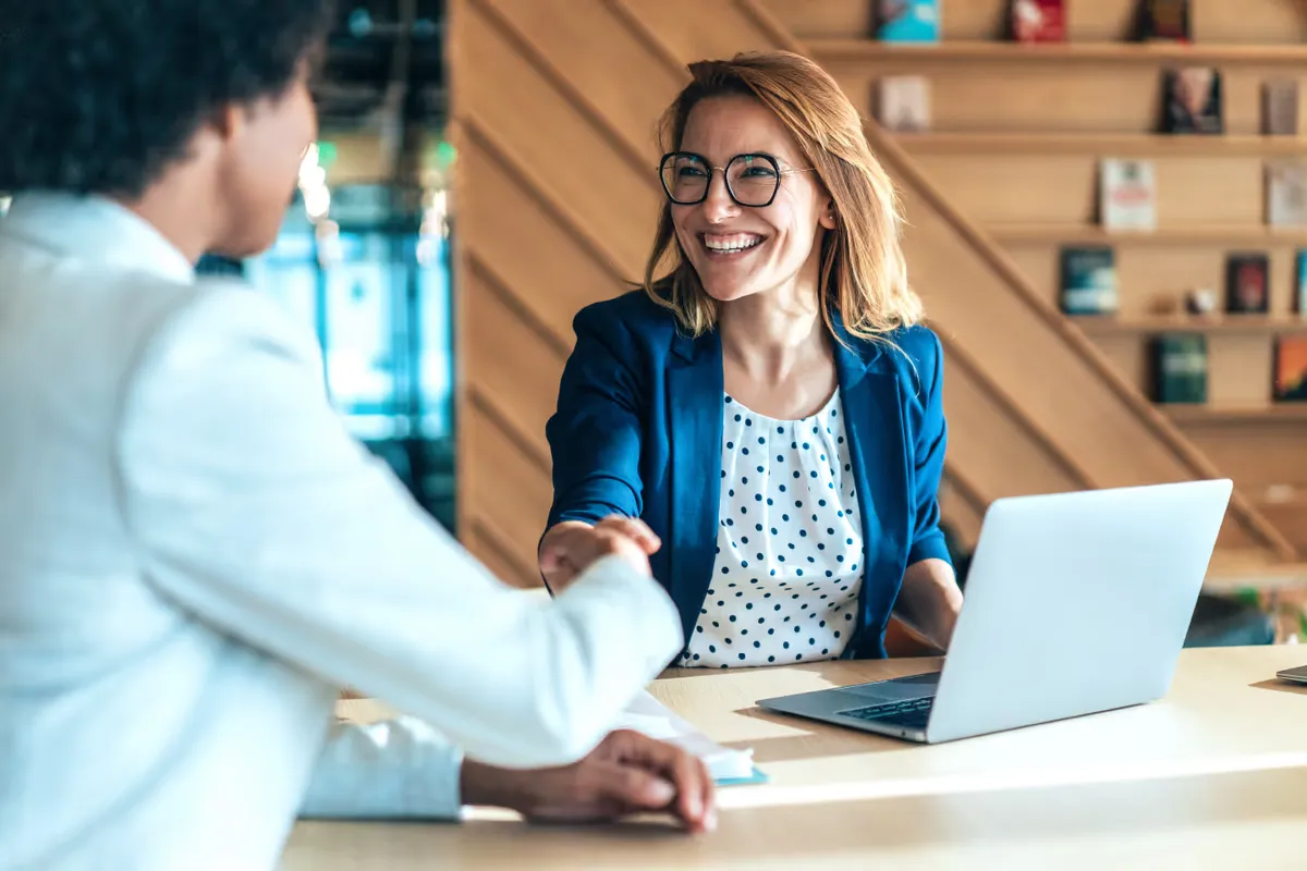 Cliente qui rencontre sa courtière hypothécaire